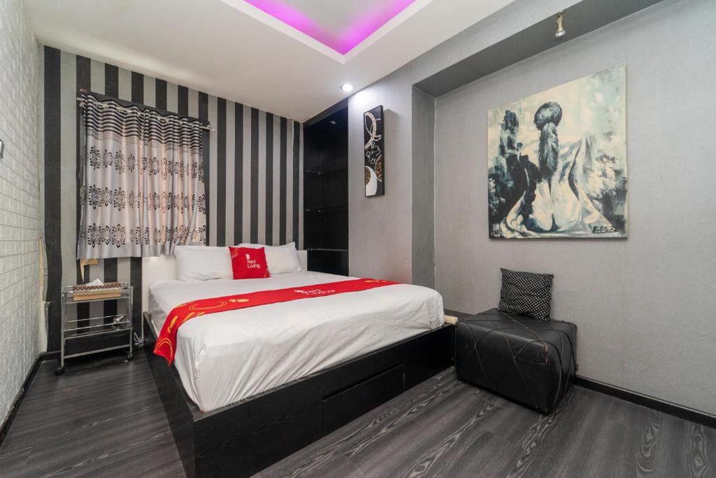 - une chambre avec un lit et une peinture murale dans l'établissement RedLiving Apartemen Gateway Cicadas - Sarana Cipta Mahakarya, à Bandung
