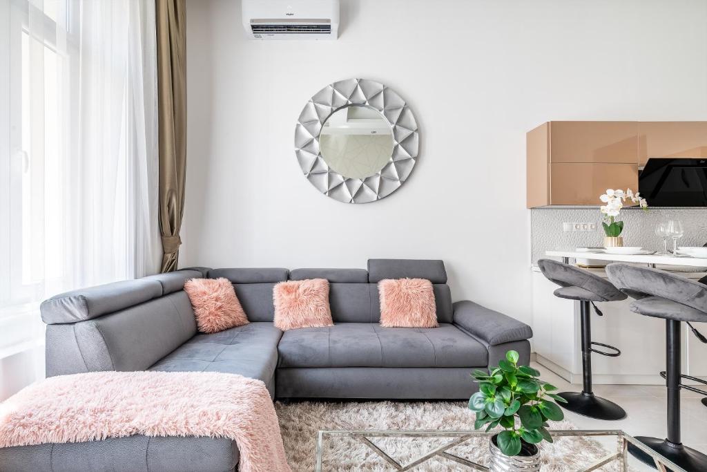 A seating area at Luxury apartment with free garage and balcony in the center