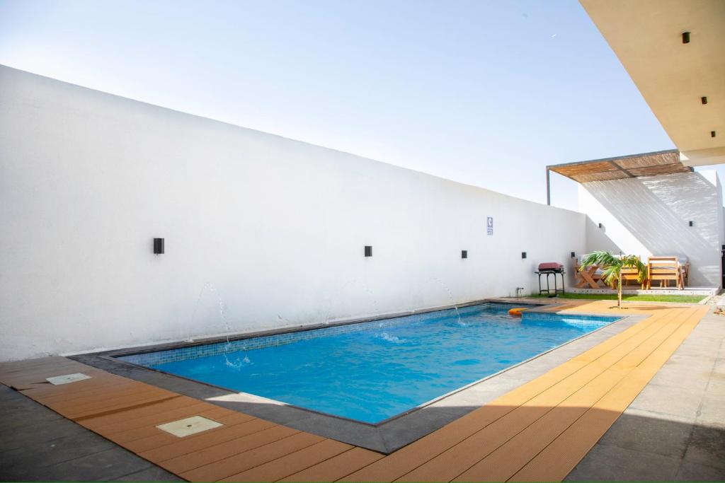 uma piscina no meio de um edifício em شاليهات المرفأ Almarfa Resort em Jidá