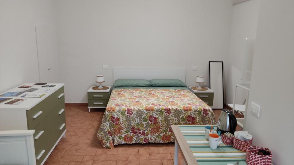 ein Schlafzimmer mit einem Bett und zwei Nachttischen in der Unterkunft Bed and breakfast Puer Apuliae in Altamura