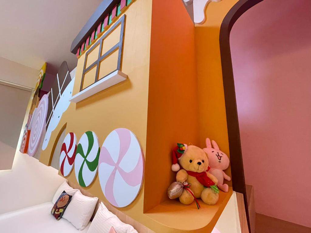 a childs bedroom with a toy house on the wall at Misto B&amp;B in Taitung City