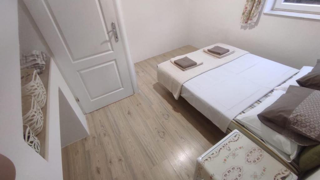 Postel nebo postele na pokoji v ubytování Old Risan Apartment