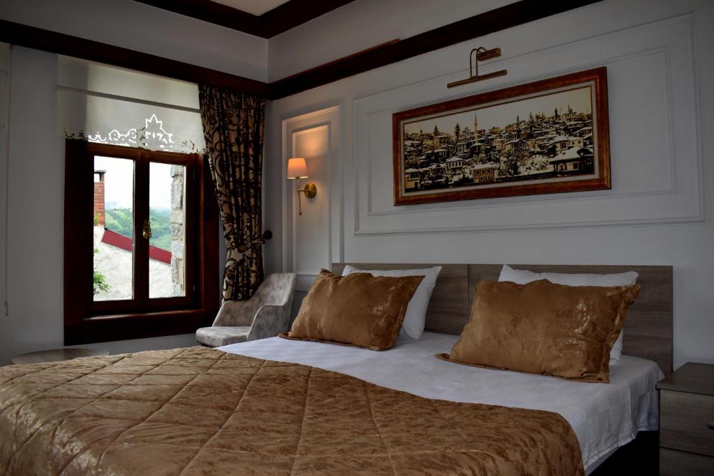トラブゾンにあるMehmet Efendi Mansion & Hotelのベッドルーム(大型ベッド1台、窓付)