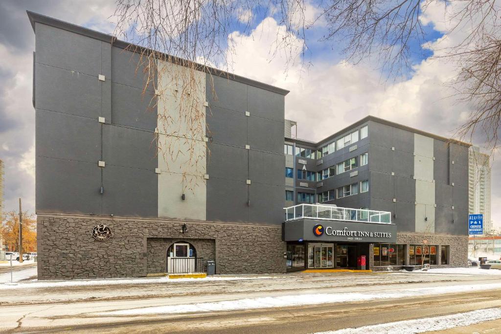 - un grand bâtiment dans une rue en face dans l'établissement Comfort Inn & Suites, à Edmonton
