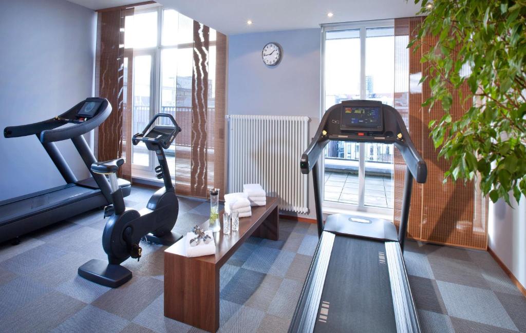 Fitness centrum a/nebo fitness zařízení v ubytování Lindner Hotel Hamburg am Michel, part of JdV by Hyatt