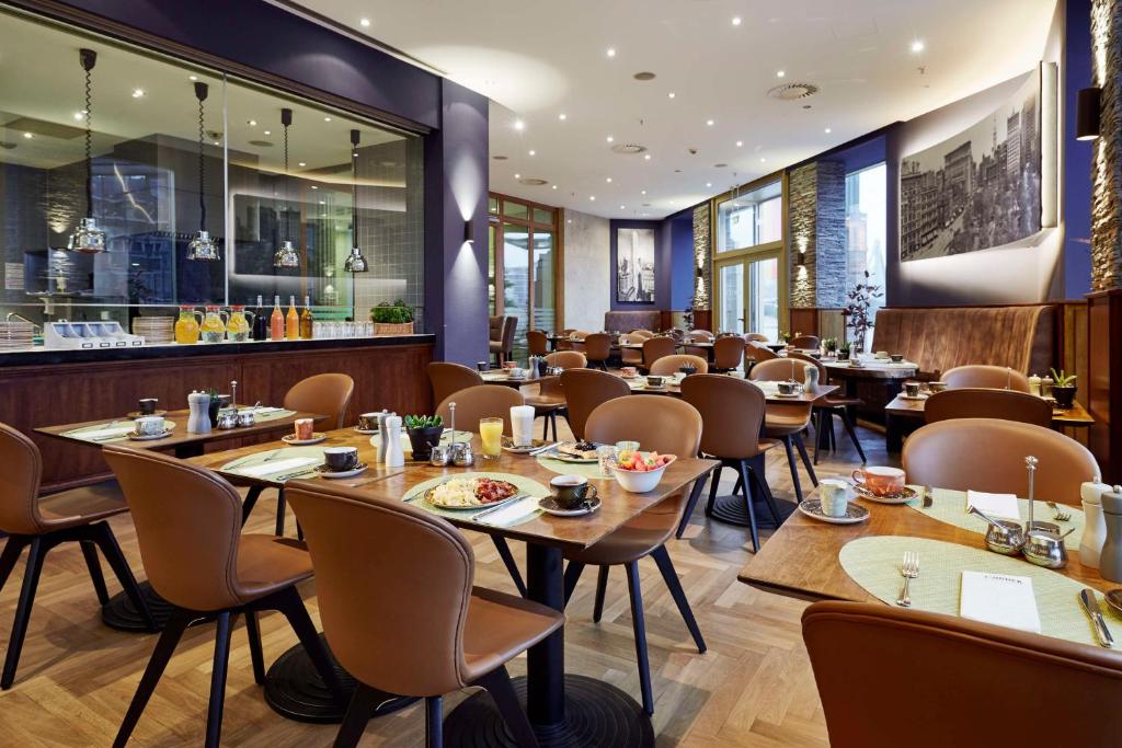 Um restaurante ou outro lugar para comer em Lindner Hotel Frankfurt Main Plaza, part of JdV by Hyatt