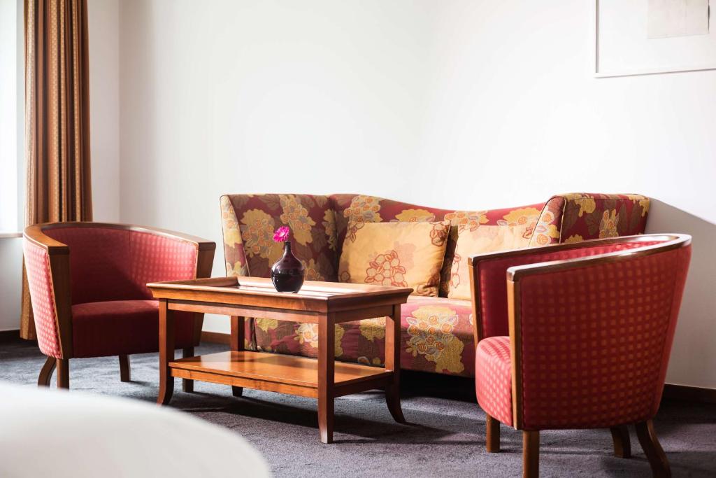 Uma área de estar em Lindner Hotel Frankfurt Main Plaza, part of JdV by Hyatt