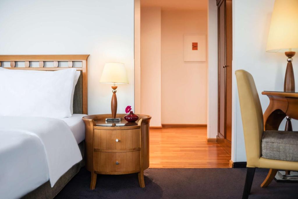 Cama ou camas em um quarto em Lindner Hotel Frankfurt Main Plaza, part of JdV by Hyatt