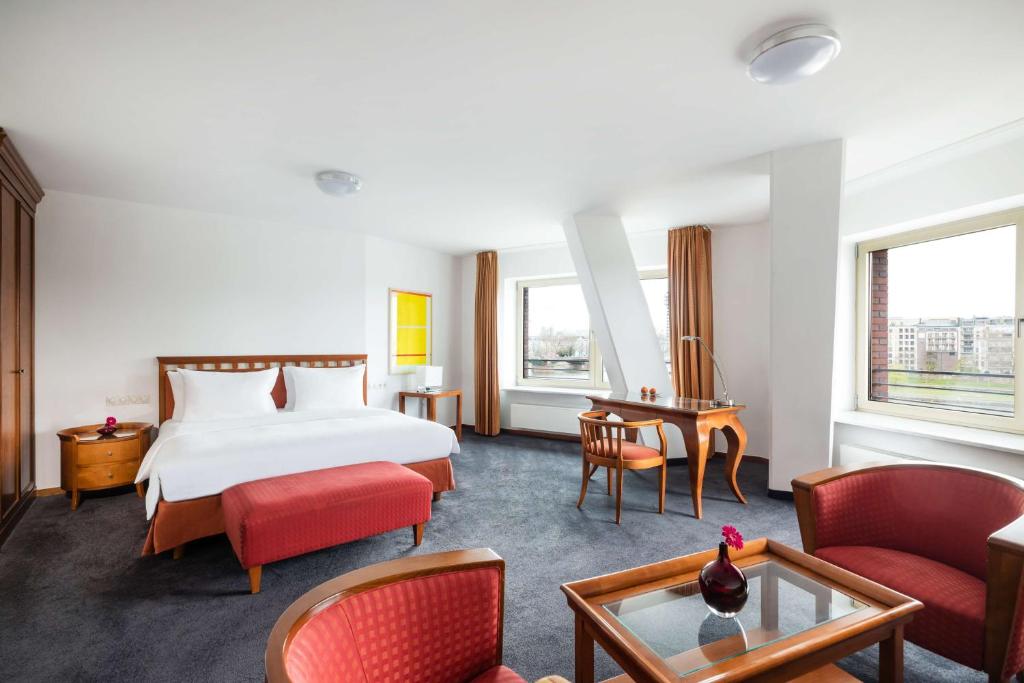 Cama ou camas em um quarto em Lindner Hotel Frankfurt Main Plaza, part of JdV by Hyatt