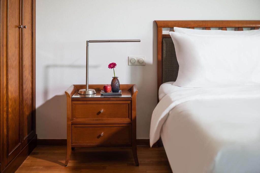 Cama ou camas em um quarto em Lindner Hotel Frankfurt Main Plaza, part of JdV by Hyatt