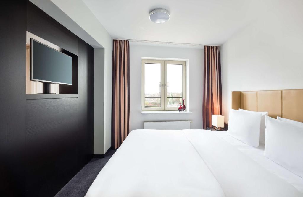 Cama ou camas em um quarto em Lindner Hotel Frankfurt Main Plaza, part of JdV by Hyatt