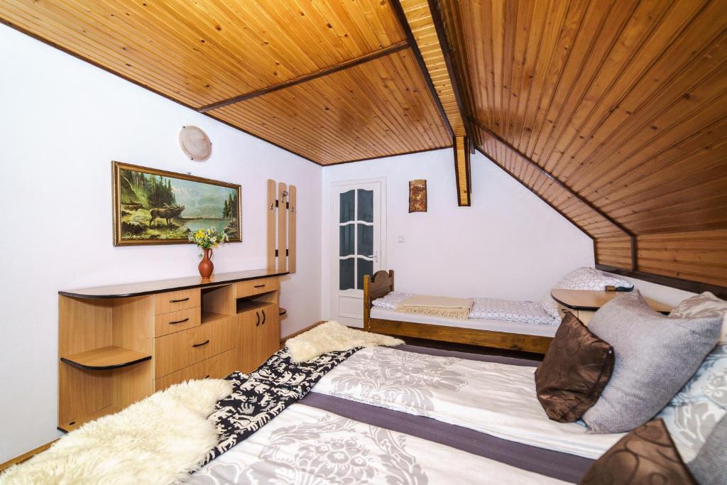 una camera con un grande letto e un soffitto in legno di Cabana Valea Rea, Boga a Boga