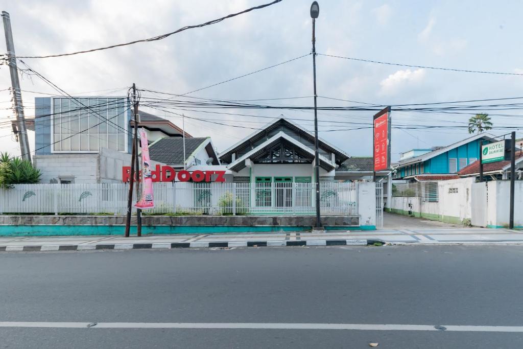 un bâtiment situé sur le côté d'une rue dans l'établissement RedDoorz @ Jalan R.E. Martadinata Sukabumi, à Sukabumi