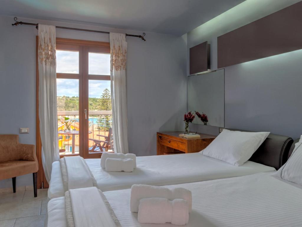 Posteľ alebo postele v izbe v ubytovaní Fiscardo Bay Hotel