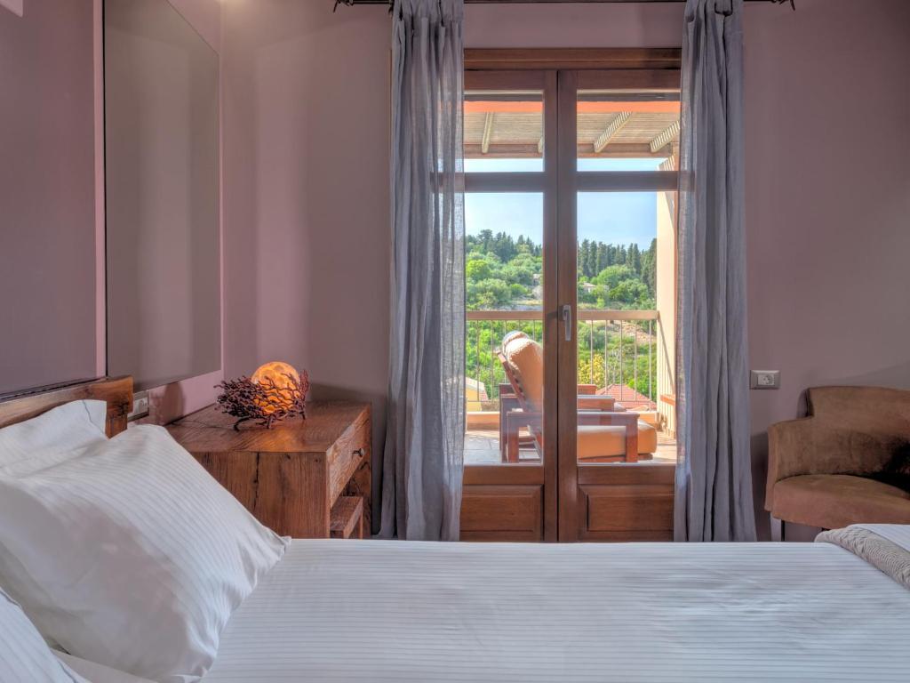 Posteľ alebo postele v izbe v ubytovaní Fiscardo Bay Hotel