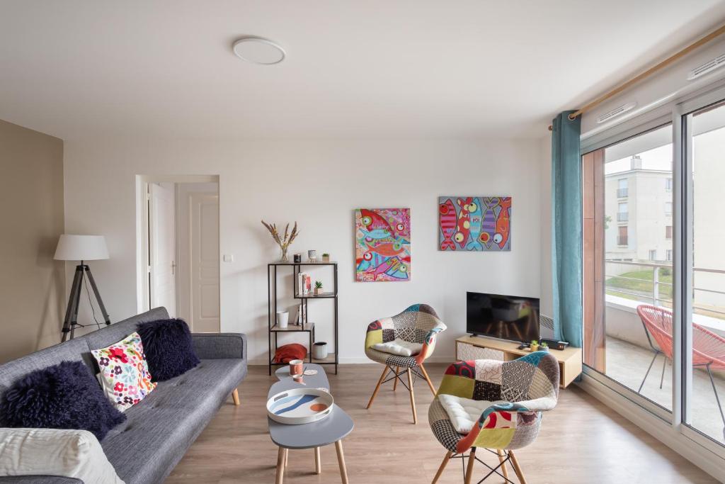 un salon avec un canapé et des chaises dans l'établissement Bahibé - Balcon et parking au calme proche gare, à Rennes