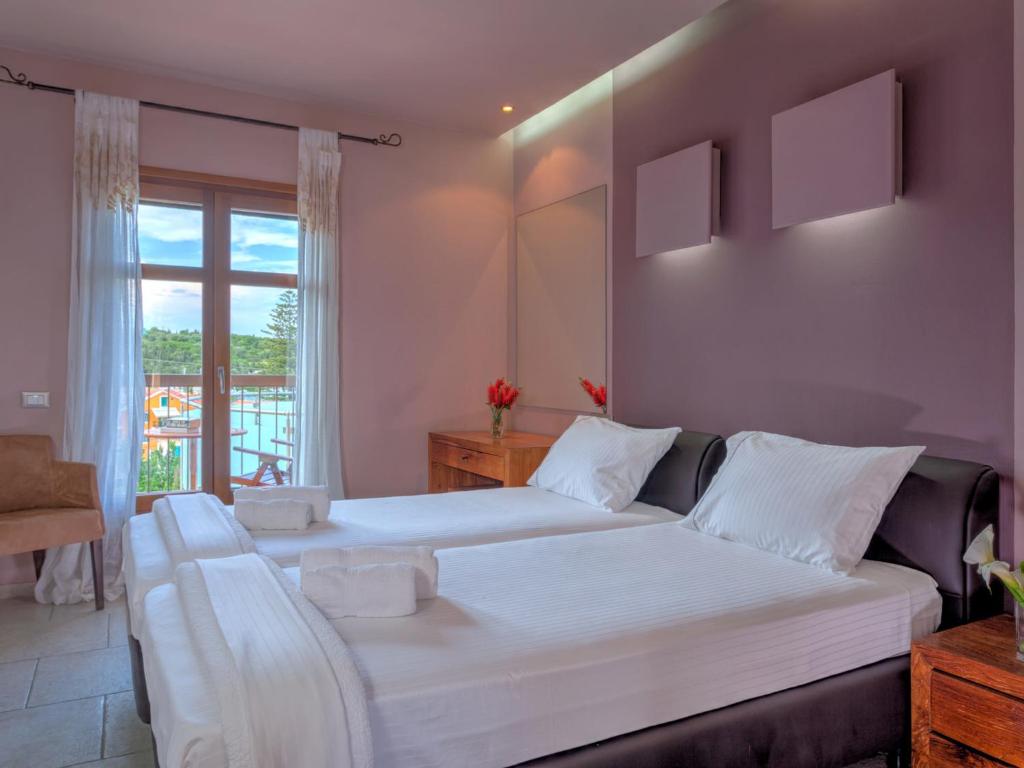 Posteľ alebo postele v izbe v ubytovaní Fiscardo Bay Hotel