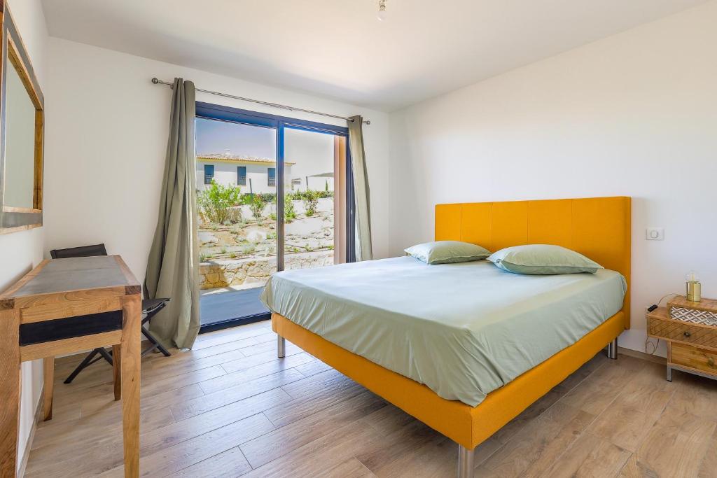 Tempat tidur dalam kamar di Villa Lurenzu - Maison pour 8 avec vue et piscine