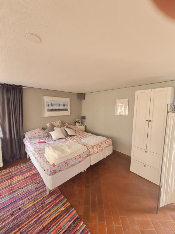 ein Schlafzimmer mit einem großen Bett und einem Schrank in der Unterkunft Gästhus på Österlen in Tomelilla