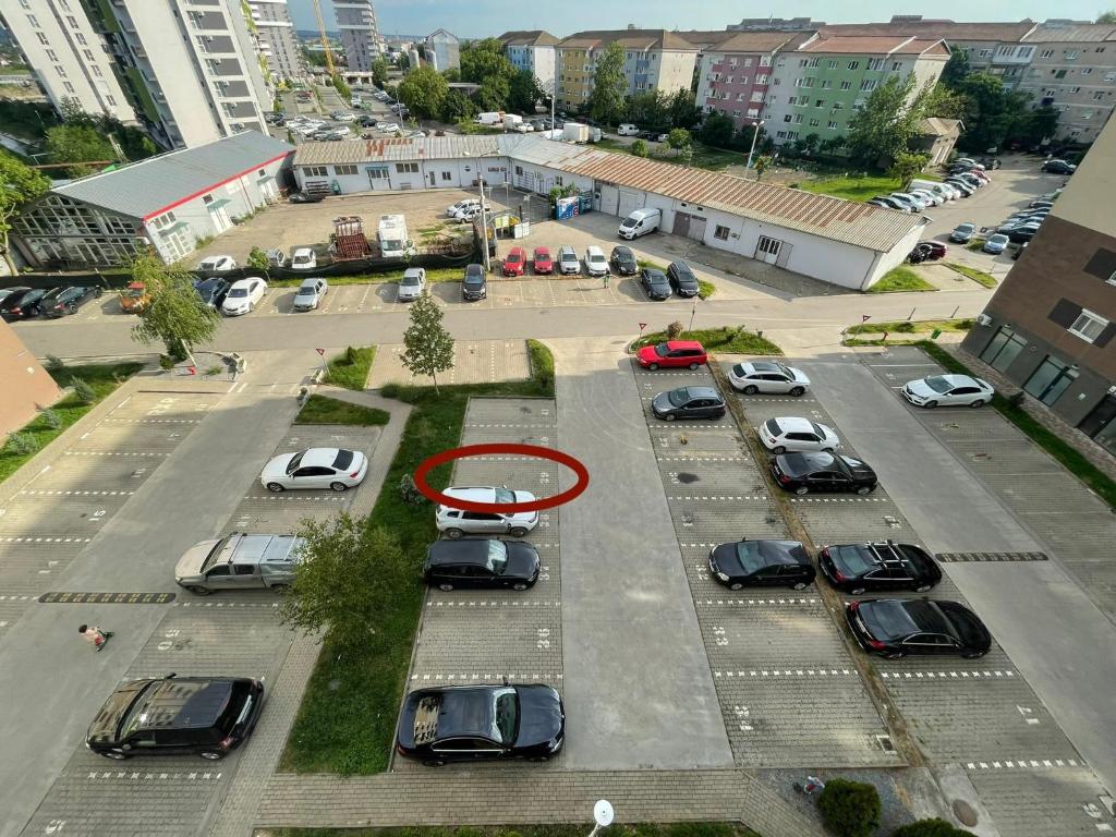 una vista aérea de un aparcamiento con coches en SPACIOUS COZY APARTMENT ORADEA, en Oradea