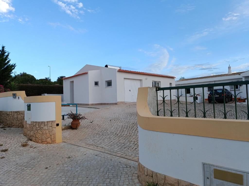 Blick auf ein Haus mit einem Zaun und einer Auffahrt in der Unterkunft Casa Hibisco in Lagos