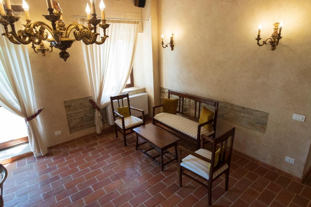 Posezení v ubytování Locanda di Montegiove