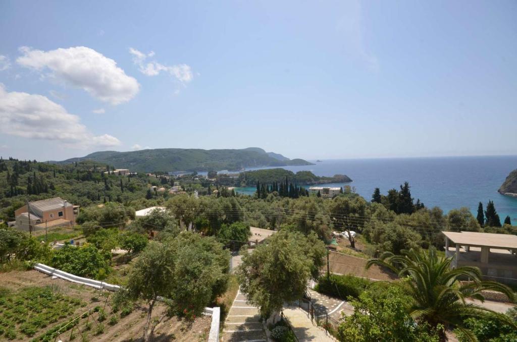 パレオカストリッツアにあるmanol studios corfu paleokastritsaの海を背景にしたリゾートの景色を望めます。