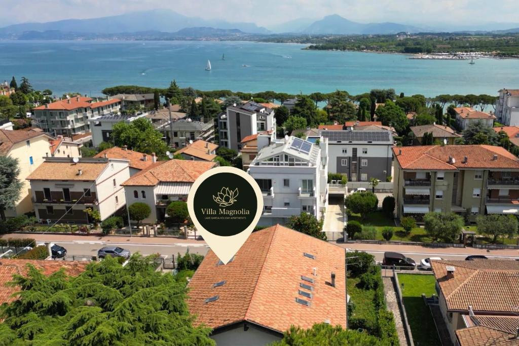 een uitzicht op een stad met een bord bovenop een gebouw bij Appartamento 2, Villa Magnolia, 64mq, Lago di Garda in Peschiera del Garda
