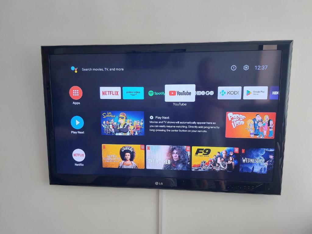TV a/nebo společenská místnost v ubytování 3 Rooms Apartment, Top Center, 1st Floor, AUBG, WiFi, PC i5 SSD, Tablet, AndroidMiTvBox, 3 LED TVs 200 Channels, Long Terrace, Self-Easy-Late Check-in, Stay Before Greece