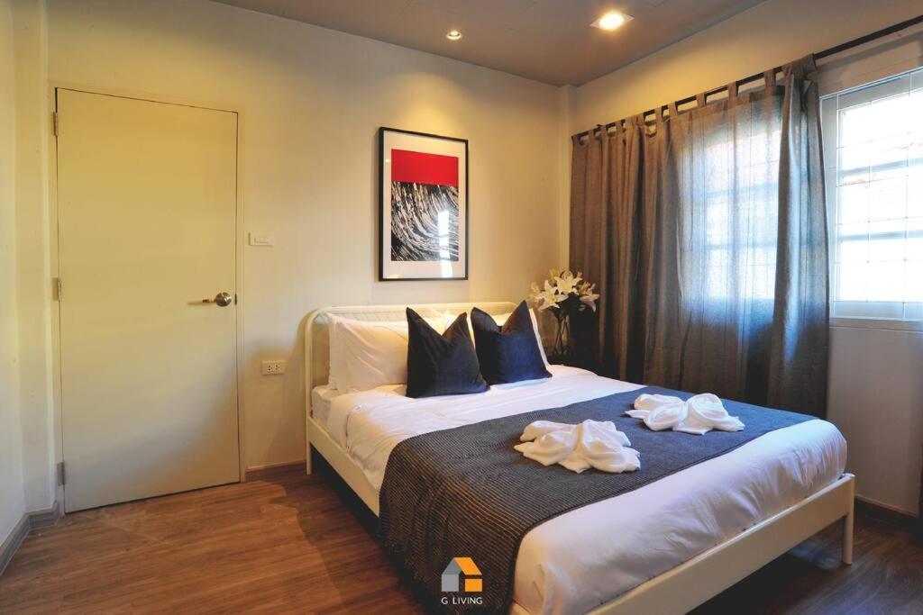 a bedroom with a bed with two towels on it at Arasa House by G Living -6mins MRT Klong Bang Phai in Ban Khung Taphao