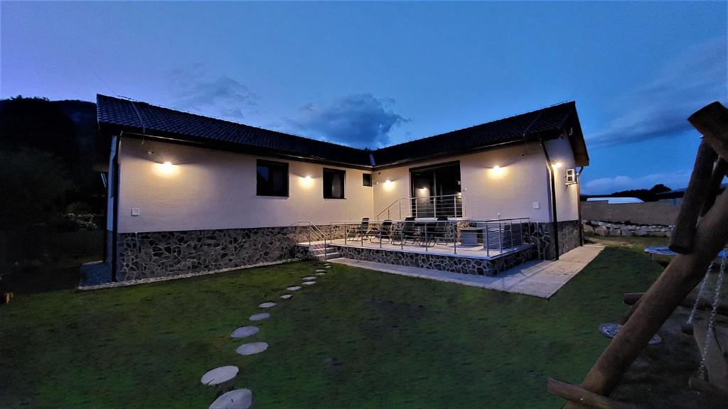 une maison avec un chemin devant elle dans l'établissement Villa Liptovská Mara, à Liptovská Anna