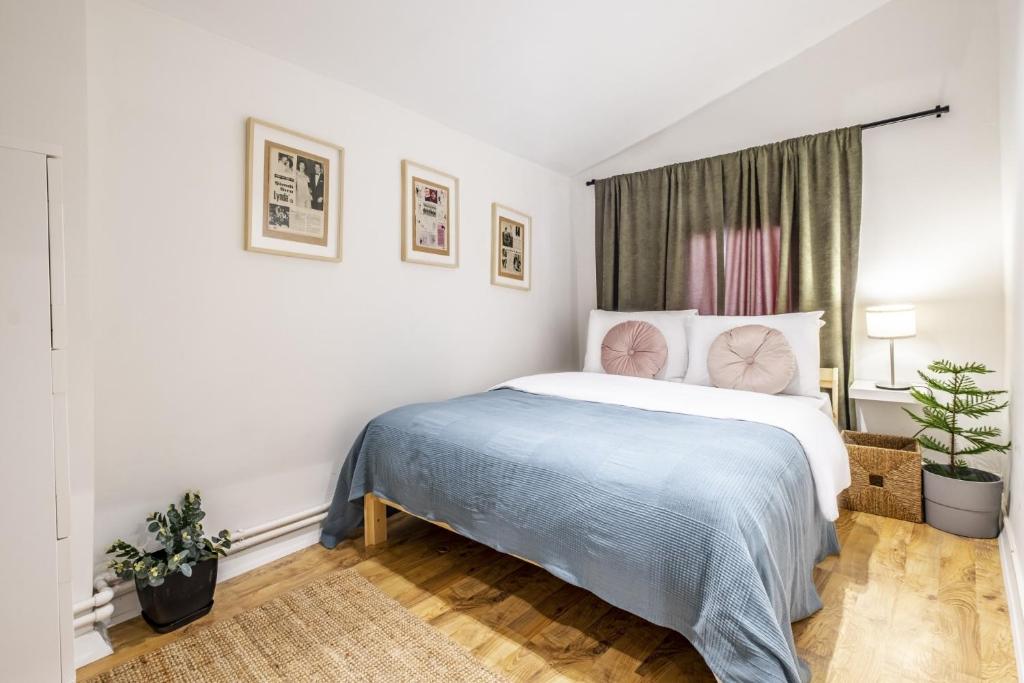 1 dormitorio con 1 cama con manta azul en Lovely Flat with Terrace on Istiklal Street en Estambul