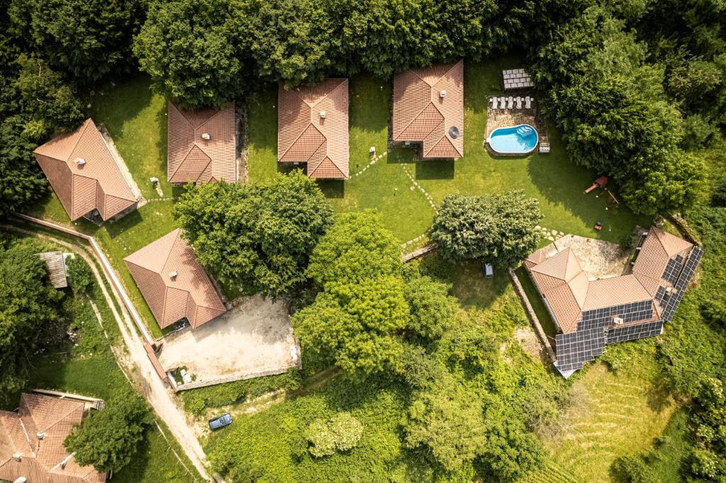 una vista aérea de una casa con patio en Gabarite Holiday Village, en Apriltsi