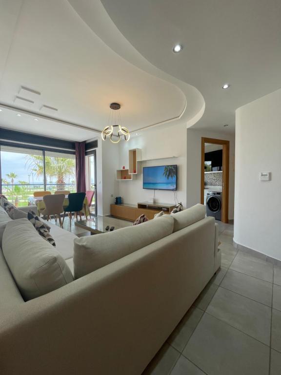 TV a/nebo společenská místnost v ubytování Seafront High Standard Apartment