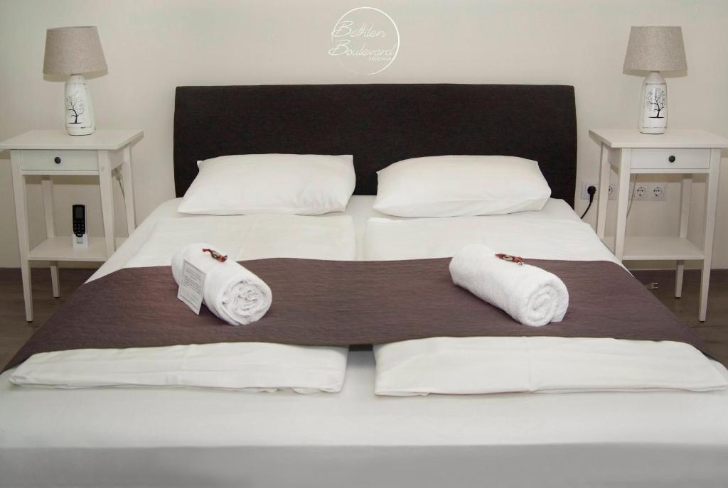 Posteľ alebo postele v izbe v ubytovaní Bethlen Boulevard Apartman