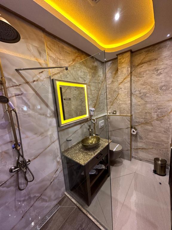 Koupelna v ubytování Robevski luxury rooms
