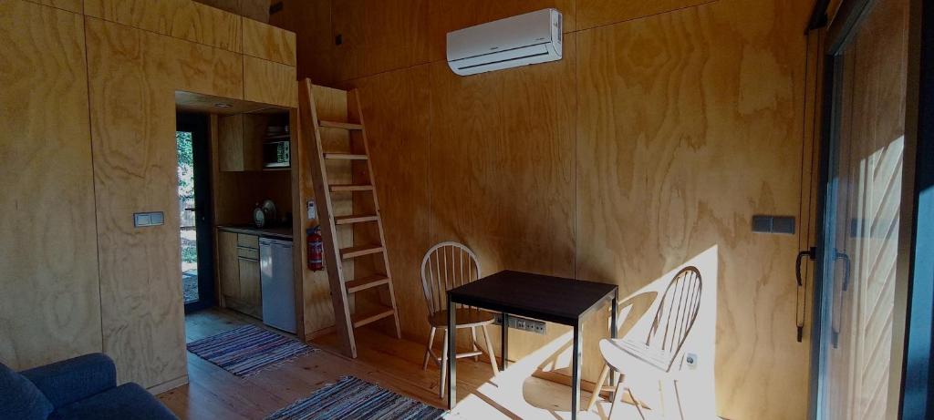 une petite maison avec une petite table et des chaises dans l'établissement Refugio do Carrascal, à Tomar