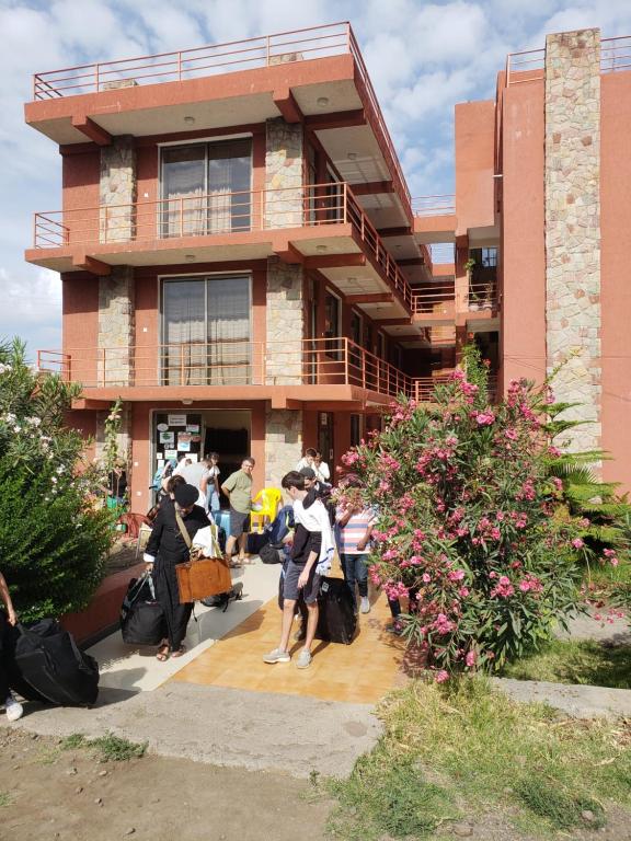 un grupo de personas parados fuera de un edificio en Zan-Seyoum Hotel - Lalibela, en Lalibela