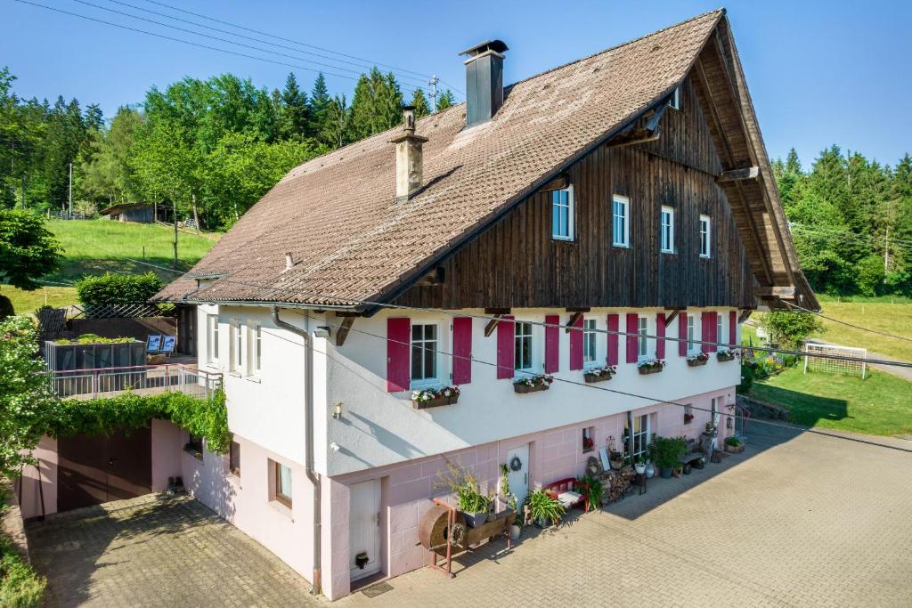 una vista aérea de una casa con techo de madera en Klausenhansenhof en Wolfach