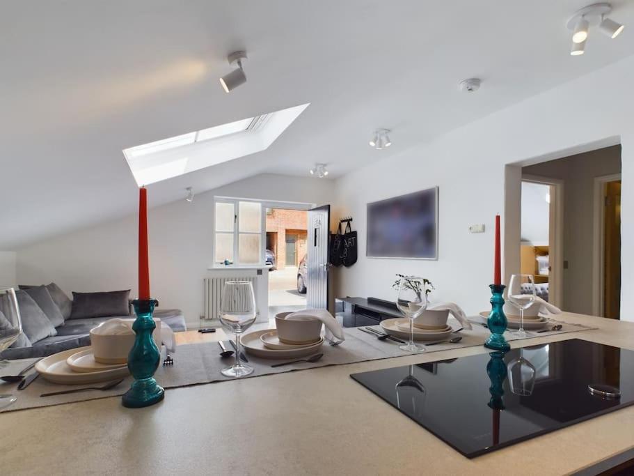 Gallery image of The Hideout King Bed/w TV Free Parking in Cheltenham