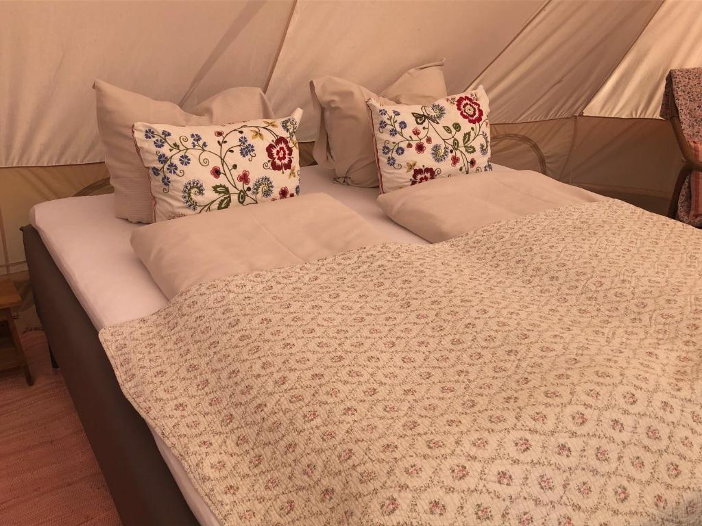 Postel nebo postele na pokoji v ubytování Helles Have Glamping