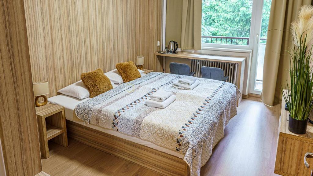 A bed or beds in a room at Hotel Garni