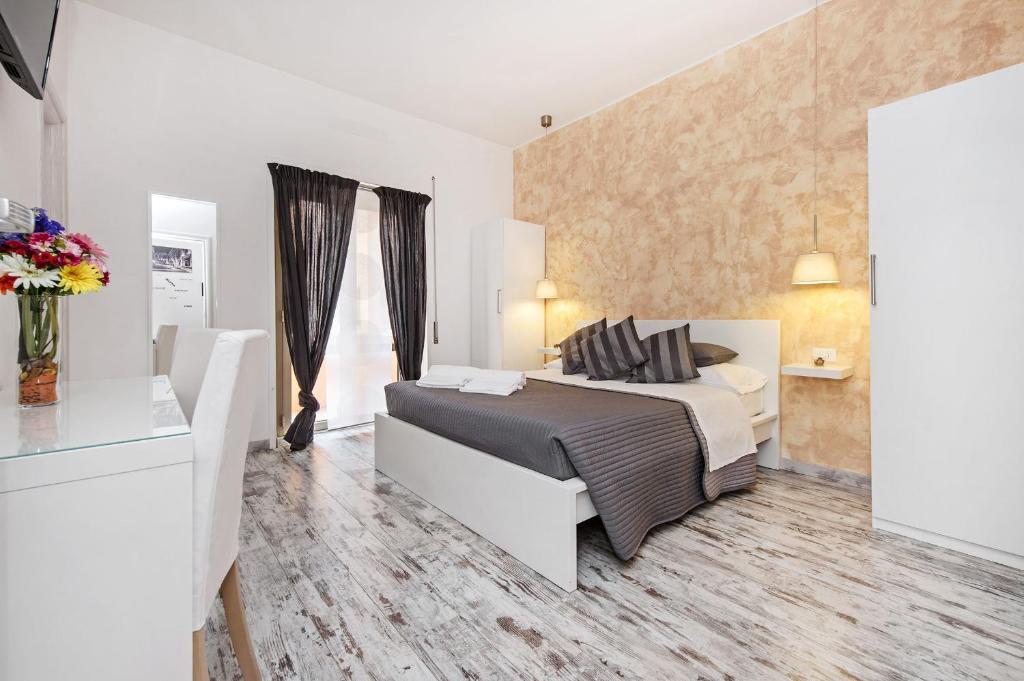 A bed or beds in a room at De Guestibus