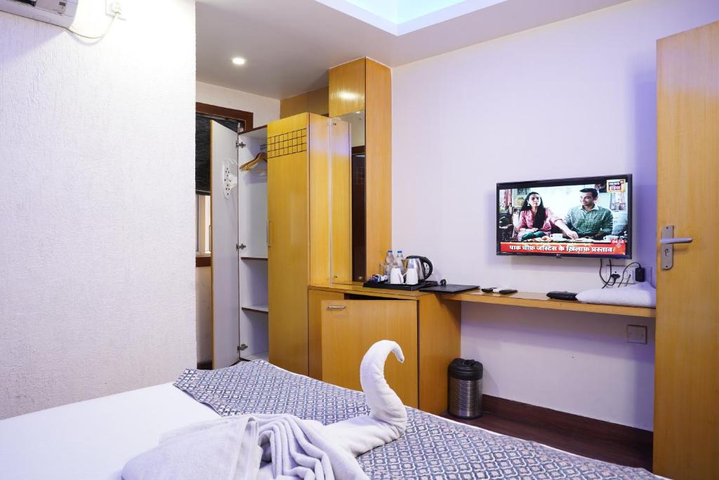 TV a/nebo společenská místnost v ubytování Hotel Emirates