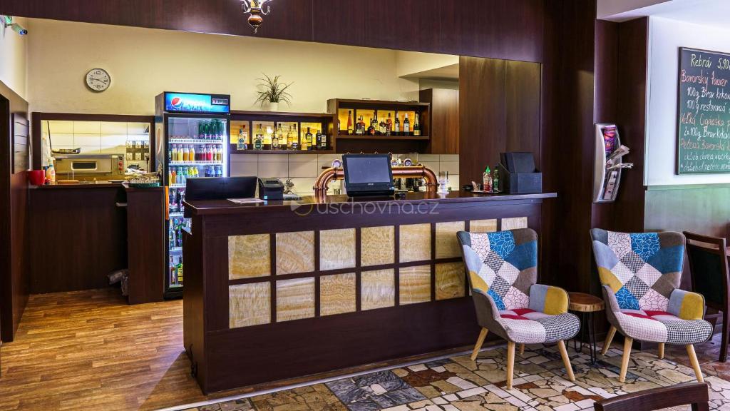The lounge or bar area at Hotel Garni