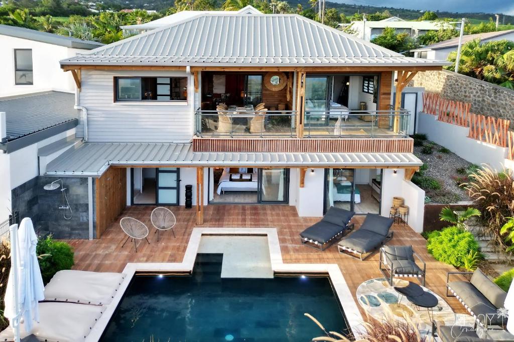 een luchtzicht op een huis met een zwembad bij VILLA AUSTRAL et LAGONS in L'Étang-Salé