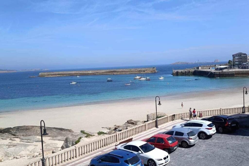 un grupo de coches estacionados junto a una playa en Casa do Cervo - San Cibrao, en San Ciprián