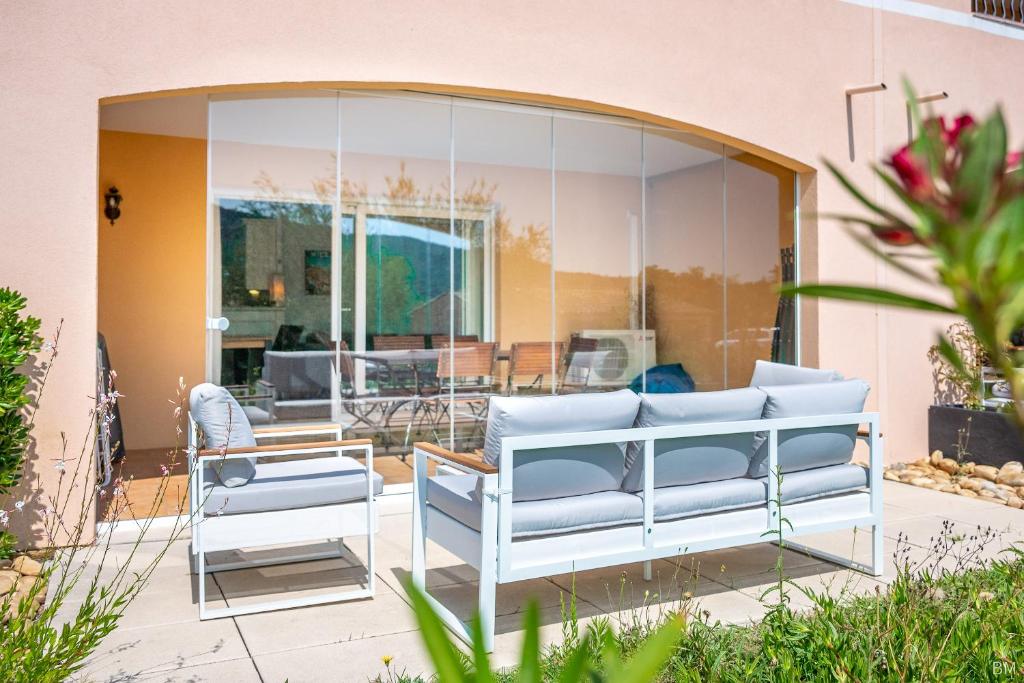 un groupe de chaises assises sur une terrasse dans l'établissement Esprit du Sud Le Rocher d'Azur, à La Rouviere