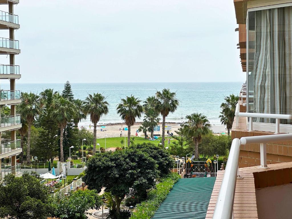 uitzicht op het strand vanaf het balkon van een gebouw bij Apartamento Vistamar III REF. 039 in El Borseral