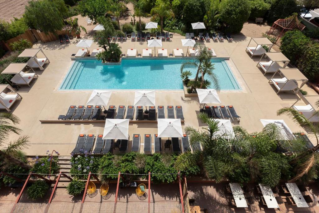 una vista aérea de una piscina en un complejo en Luna Park Hotel Yoga & Spa, en Malgrat de Mar